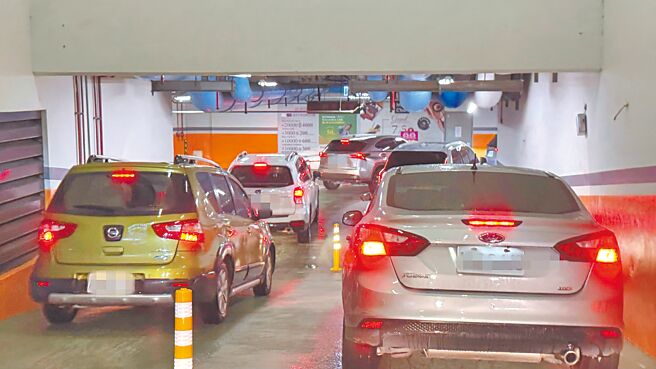 義享時尚廣場停車場22日又癱瘓近2小時。圖為日前下雨天，該停車場入場塞車畫面。非22日情形。（柯宗緯攝）