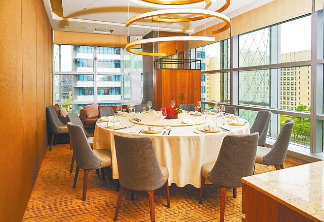 信義區鄰近市府捷運站的「潮品集．潮坊」主打「精緻微型尾牙春酒」擁有多面採光及獨立洗手間的包廂具隱密性，2桌即可成行。（潮品集．潮坊提供）飲酒過量 有礙健康