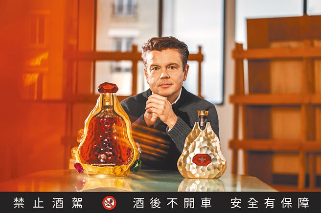 軒尼詩與法國藝術家Jean-Michel Othoniel合作推出兩款聯名X.O，左為大師傑作款，全球限量108瓶，120萬9600元，右為限量款7000元。（Hennessy提供）飲酒過量 有礙健康