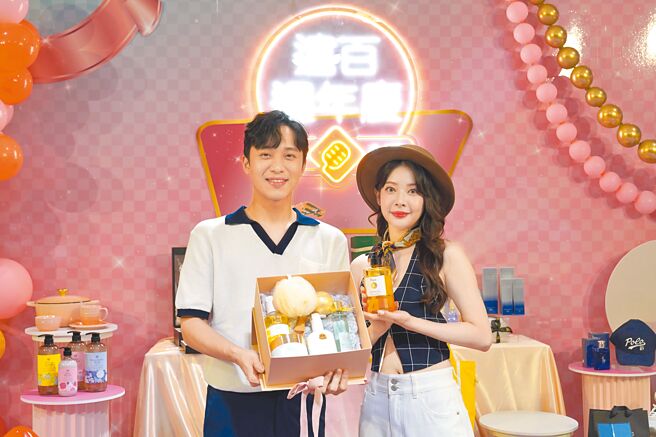 台中大远百周年庆保健器材满额20万元，赠送iPhone16。（远百提供）