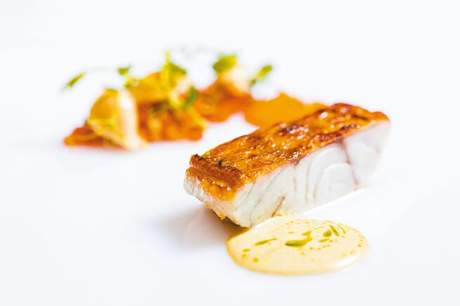 主廚團隊將台灣山上、海下的當季食材獻給饕客，嚴選季節鮮魚等多樣海味入饌，此菜色為「季節鮮魚」。（台北國賓大飯店提供）