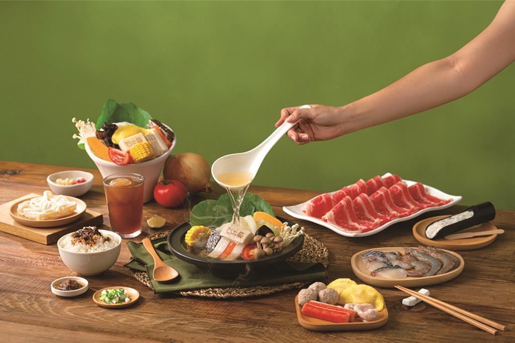 「石二鍋」即日起推出兩款期間限定新湯頭「濃醇起司牛奶鍋」和「香辣起司麻奶鍋」，邀請消費者嚐鮮。（圖／王品集團）