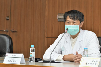 遭指造謠柯文哲「拒作心電圖」 施景中：人在忙不便回應