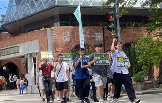 東海女大生遭公車撞死    學生代表現場哀悼    怒吼「交通平權」