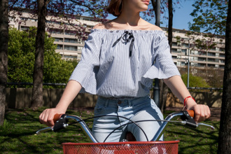 日本妹子「無罩騎車」 避震壞了！影片吸230萬人朝聖