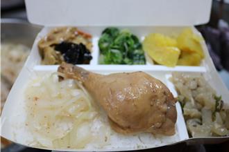 罹癌阿公捞野虾讨生计 弘道送便当11年助长辈不断炊