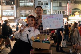 金曲歌王偷吃嫩妹傳賣車求生　Leo王現身夜市叫賣