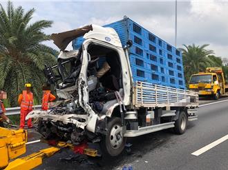 國3驚悚車禍！小貨車撞聯結車車頭削平  駕駛脖卡方向盤