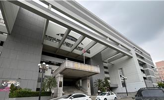 女騎士遭黑狗狂追  失控撞路邊小貨車重傷   飼主要賠179萬