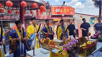 泡麵土地公廟浴火重生！邀信眾吃免費流水席、烤豬