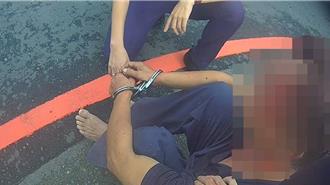 掛報廢車牌逆向闖紅燈還撞警 警網包夾辣椒水伺候