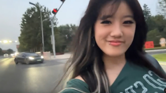 梧桐妹兜風燦笑「沒戴安全帽」被載！柯震東喊話：安全第一