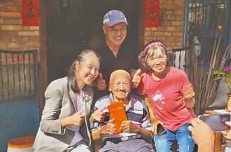 許淑華訪人瑞 贈敬老金純金鎖片