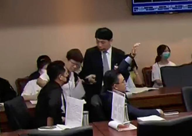 国民党立委罗廷玮(左)24日向议事人员表达没有要投票，此举引发蓝营上下譁然。（图／取自国会频道）