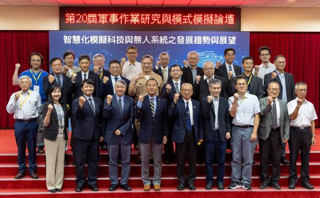  柏副部長與專家學者合影。（軍聞社記者吳冠萱攝）
