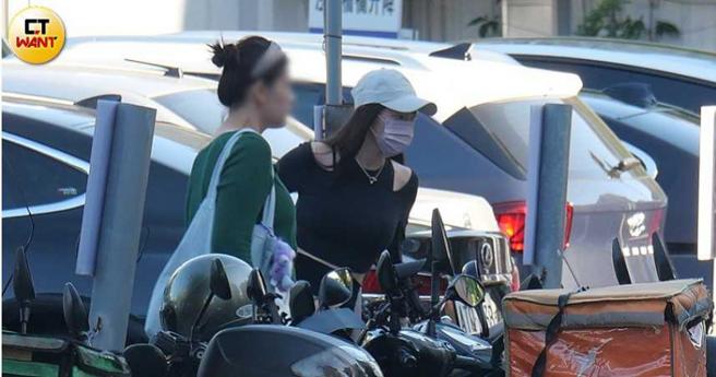 绿衣女子开着车，载着郭雪芙来到台北市中山区行天宫附近停车。（图／本刊摄影组）