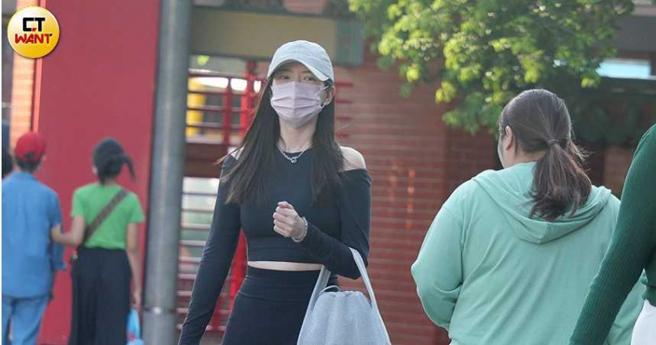 戴着帽子口罩的郭雪芙进入行天宫准备拜拜。（图／本刊摄影组）