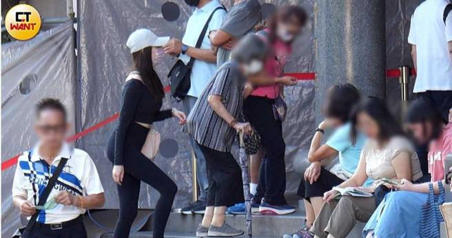 虽然穿着一身黑看似低调，但郭雪芙玲珑的身段及「别有『洞』天」的服装相当吸睛。（图／本刊摄影组）