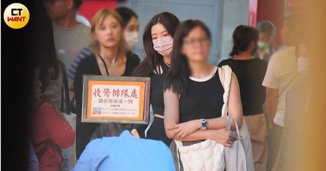 郭雪芙与另外两名友人十分有耐性一起排队，似乎因天气太闷而摘下帽子。（图／本刊摄影组）