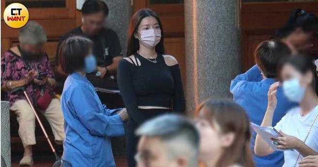 郭雪芙直挺挺站好让「蓝婆婆」帮忙收惊。（图／本刊摄影组）