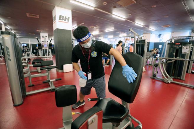 身處公共場所都可能感染病毒，尤其若皮膚上有傷口更可能成為破口，建議可先消毒用具再使用。（圖／報系資料照）