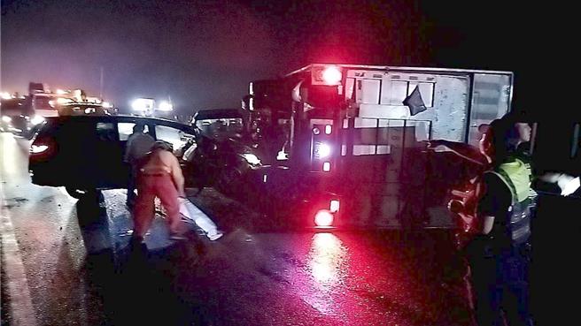 國道3號南向367.8公里田寮路段於24日晚間10時35分發生1大車4小車的追撞事故。（翻攝照片／林瑞益高雄傳真）