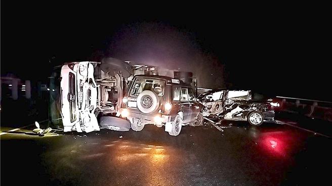 國道3號南向367.8公里田寮路段於24日晚間10時35分發生1大車4小車的追撞事故，圖為車禍現場。（翻攝照片／林瑞益高雄傳真）