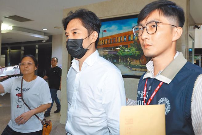 进口鸡蛋不法案，亮采负责人王朝辉（中）讯后以被告身分移送北检复讯。（中时资料照，邓博仁摄）
