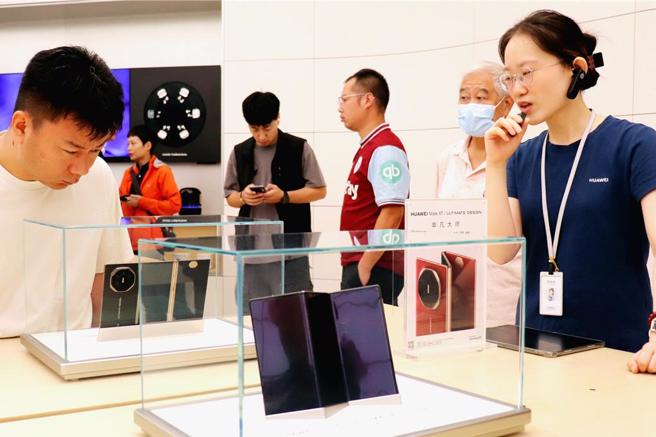 华为三折迭手机价格回归冷静，黄牛：这几天如同炒股坐云霄飞车。（蓝孝威摄）
