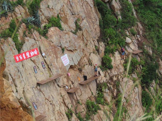 「古石崖壁咖啡」主打飞拉达体验的同时，在高空平台上喝咖啡、配海景。（朱绍圣摄）