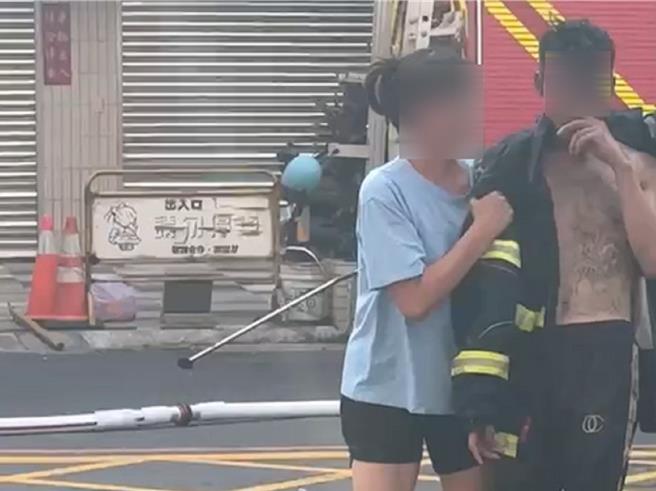 馮姓男子光著上半身被救出，再被披上消防衣後送醫。（資料照片／孫英哲彰化傳真）