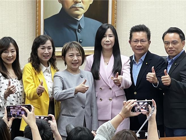 立法院新会期各委员会今举行召委选举，教育及文化委员会投票由国民党立委万美玲、民进党立委范云当选召委。（游念育摄）