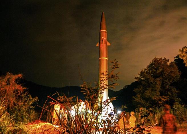 图为解放军火箭军某部在起竖飞弹。（摘自新华社）