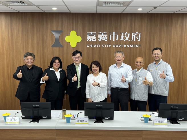 內政部政務次長董建宏、國土管理署副署長徐燕興昨接受民進黨立委王美惠邀請，出席嘉義市政會議座談會。（內政部提供／游念育台北傳真）