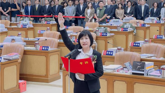 遞補當選的民進黨新北市議員石一佑今日上午於議會宣誓就職。（呂健豪攝）