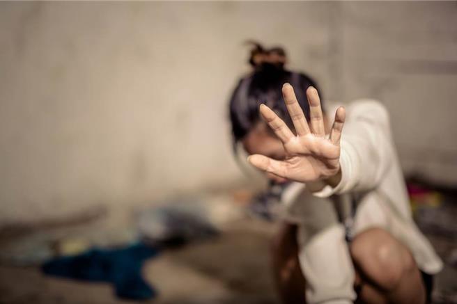 安置机构负责人摸少女胸部遭判囚10月定谳（示意图，达志影像）