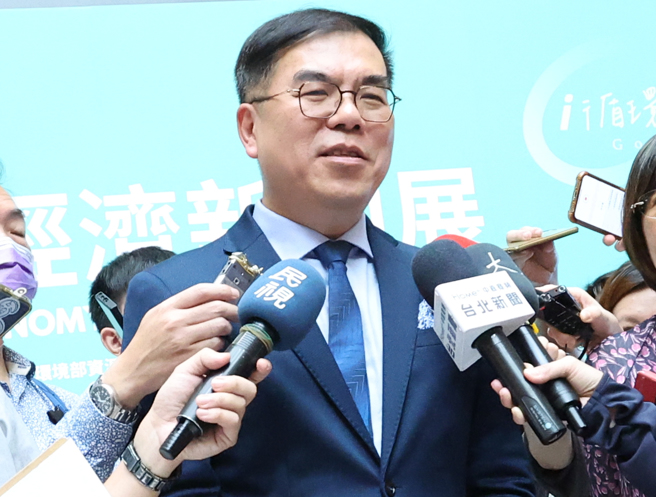 環境部部長彭啟明25日受訪時表示，「預計27日召開記者會說明」，未來SRF標準會完全比照歐盟規範。（陳俊吉攝）