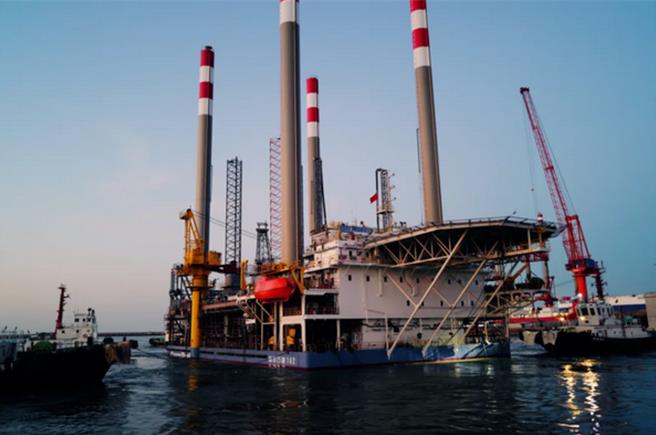 全球首座移动式注热平台「热採一号」山东威海下水。（大陆央视）