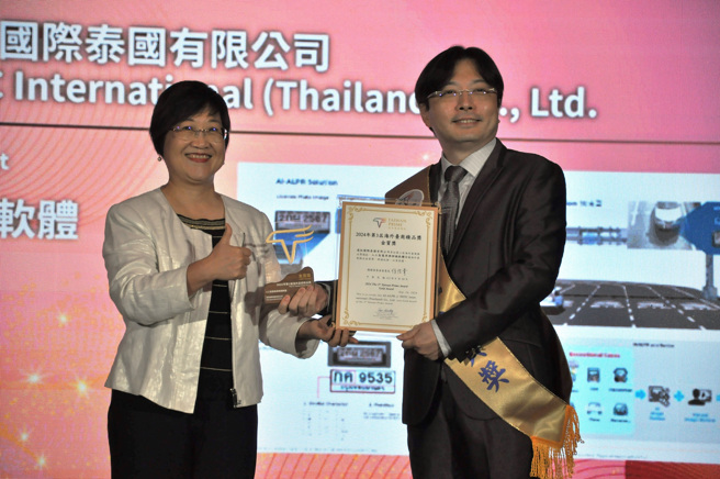 僑委會委員長徐佳青(圖左)頒發「海外臺商精品獎─金質獎」獎座予遠拓泰執行長陳聲鏗。遠通電收提供