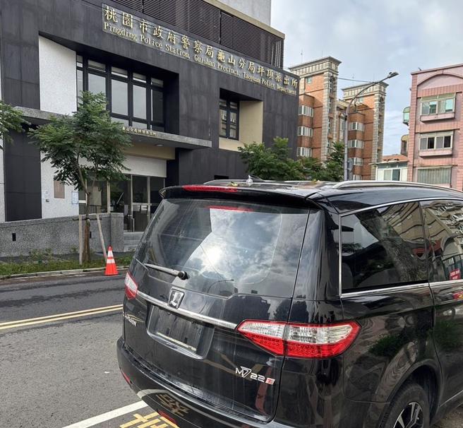 議員陳雅倫指無牌車占用家長接送區惹民怨，對面就是派出所。(陳雅倫提供／蔡依珍桃園傳真)