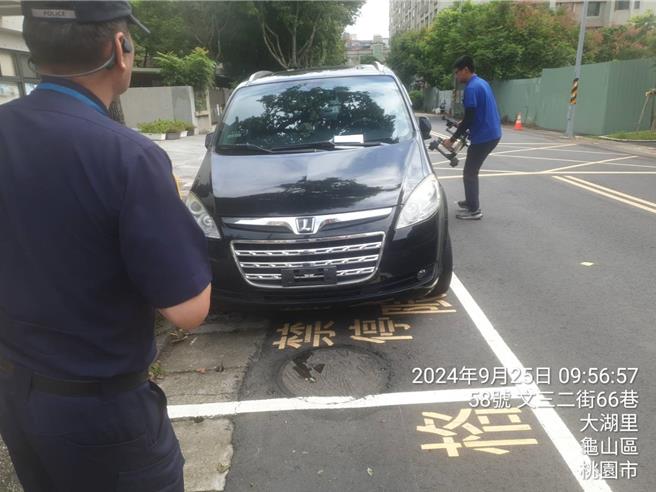 桃市府今早已派員將無牌車拖離。(市府提供／蔡依珍桃園傳真)