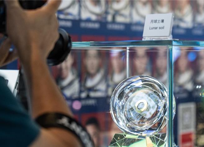 圖為展示中的月壤。（摘自中新社）