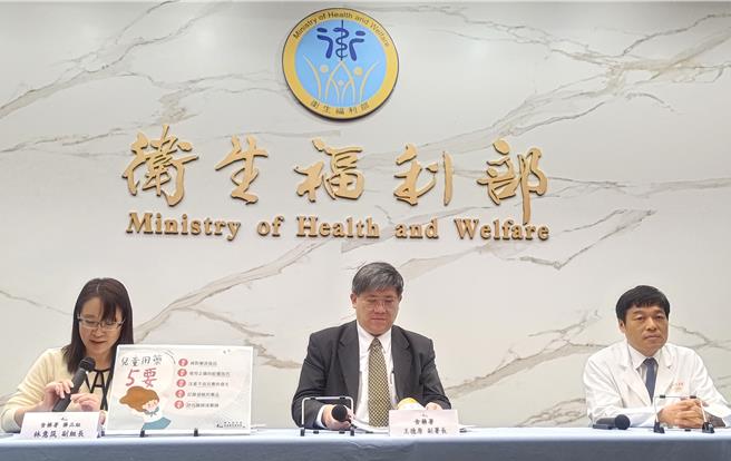 食药署副署长王德原（中）说明，「国家级防疫一体抗生素抗药性管理行动计画」主要目标是降低抗生素抗药性对国人的威胁。（王家瑜摄）