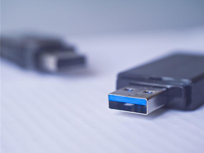 張姓校長於學校辦公室插座的隨身碟中被發現藏有偷拍影片，圖為示意圖。（圖／shutterstock）