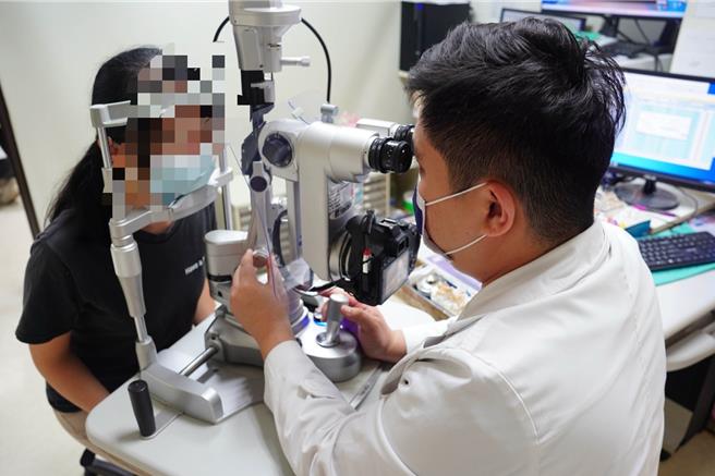 光田醫院大甲分院主任醫生李致名指出，現階段的近視防控措施應聚焦於兒童和青少年的視力保護，減少未來高度近視引發的併發症風險。（照片由光田醫院提供）