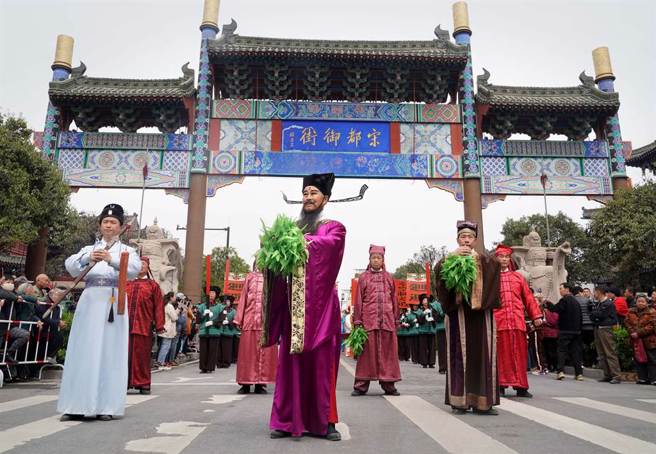 大陸歷史作家張程指出，宋朝官帽兩側有長長的翅膀，是皇帝為了讓官員能時刻端正姿態而改良設計。（示意圖：新華社）