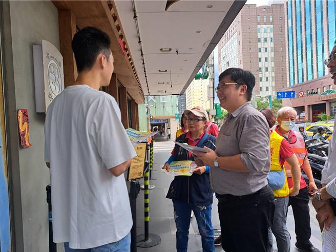 台北市环保局长徐世勋（左1）25日出席信义区富生1号公园举行「商家自主维护环境暨设置熄菸设施－12行政区联合宣导活动」。（温予菱摄）