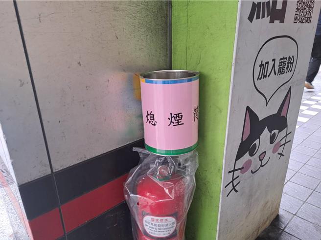 店家设置熄菸桶。（温予菱摄）