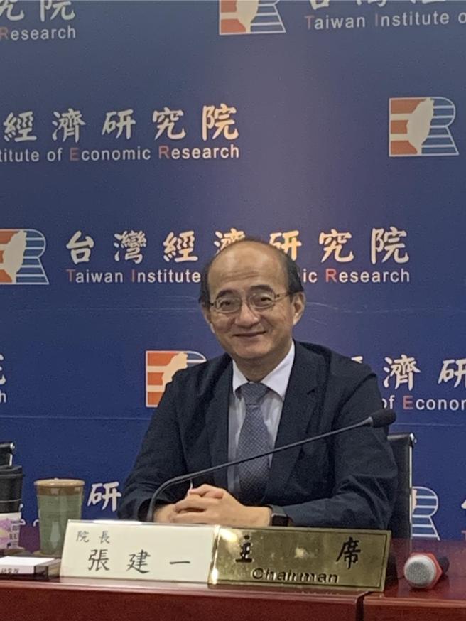 台湾经济研究院长张建一25日表示，为进一步救经济，中国大陆未来降息是有可能。图／陈碧芬