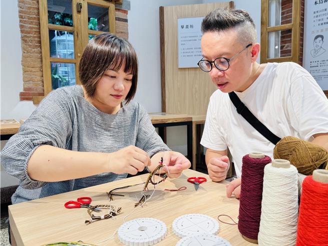淡水古蹟博物馆驻村艺术家陈琇萍（左）推出日本传统编织法「组纽」DIY工作坊，让有兴趣的人体验编织的乐趣。（张铠乙摄）